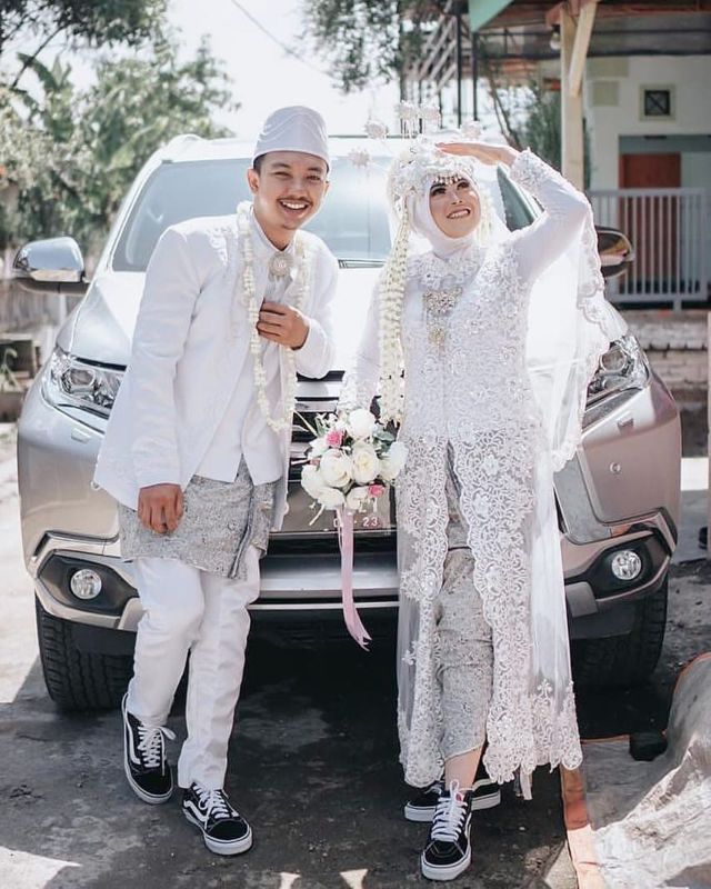 Gaya Pengantin Jaman Sekarang Yang Menggunakan Sneakers